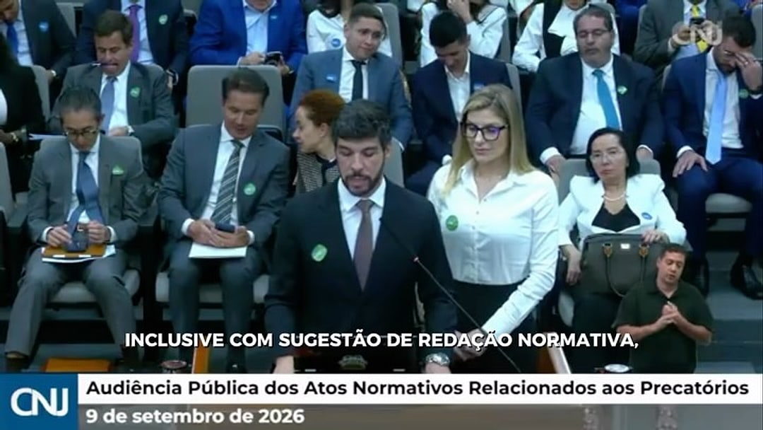 Representante da Bandeira Investimentos ao microfone na audiência pública do CNJ sobre precatórios, com a tarja 9 de setembro de 2026